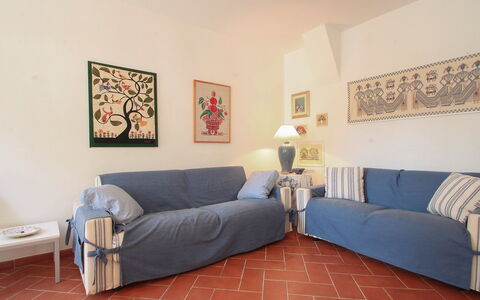 Rio Marina 400: Möbel, Zimmer, Eigentum, Couch, Interior Design, Wohnzimmer, Wand, Fussboden, Grundeigentum, Haus