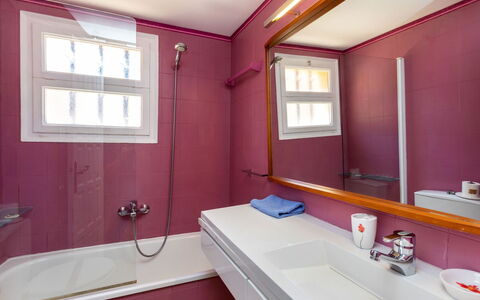 Bella Vista: Zapfhahn, Eigentum, Armatur, Fenster, Badewanne, Bad Sink, Gebäude, Sinken, Badezimmerschrank, Lila