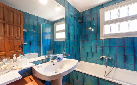 Bella Vista: Badezimmer, Zimmer, Eigentum, Türkis, Interior Design, Gebäude, Die Architektur, Fliese, Haus, Grundeigentum