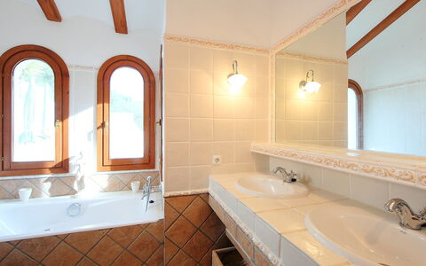 Ca Toni: Badezimmer, Eigentum, Zimmer, Decke, Fliese, Interior Design, Gebäude, Haus, Badewanne, Fussboden