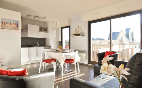 Baccara: Tabelle, Möbel, Gebäude, Couch, Stuhl, Wohnzimmer, Interior Design, Komfort, Zimmerpflanze, Fussboden