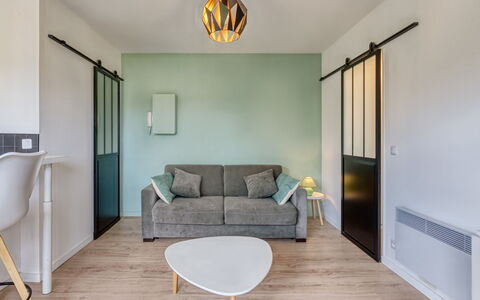 Neptune: Eigentum, Gebäude, Couch, Grün, Komfort, Holz, Beleuchtung, Schatten, Interior Design