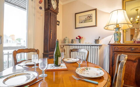 Cardella: Tabelle, Möbel, Bilderrahmen, Eigentum, Geschirr, Dishware, Stuhl, Beleuchtung, Holz, Teller