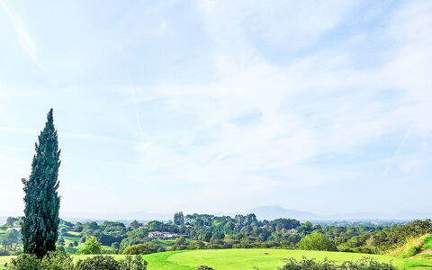 Les Terrasses D'Arcangues: Himmel, Blau, Grün, Natur, Natürlichen Umgebung, Gras, Natürliche Landschaft, Vegetation, Wiese, Ökoregion
