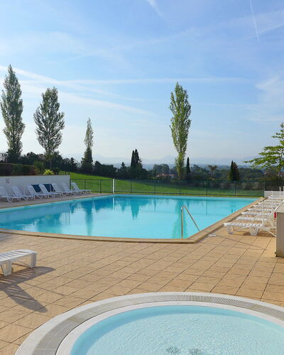 Les Terrasses D'Arcangues: Schwimmbad, Gartenmöbel, Resort, Freizeit, Stuhl, Sonnenliege, Eco Hotel, Ferienort, Regenschirm, Thermae