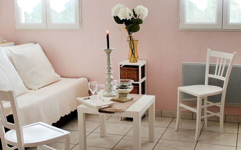 Le Clos des Sapins: Möbel, Zimmer, Weiss, Stuhl, Wohnzimmer, Tabelle, Fussboden, Interior Design, Kaffetisch, Eigentum