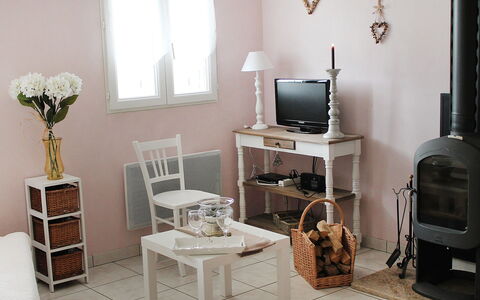 Le Clos des Sapins: Möbel, Zimmer, Tabelle, Interior Design, Wohnzimmer, Fussboden, Regal, Schreibtisch, Materialeigenschaft, Stuhl