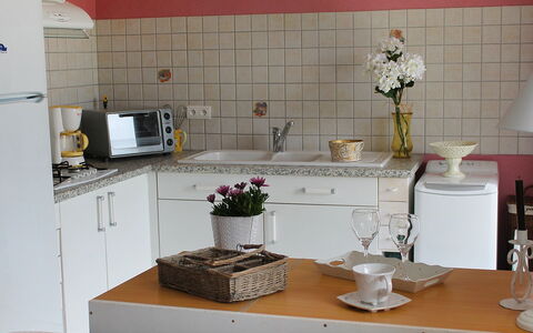 Le Clos des Sapins: Zimmer, Küche, Countertop, Interior Design, Eigentum, Möbel, Haus, Zuhause, Fliese, Gebäude