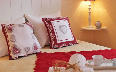 Le Clos des Sapins: Kissen, Kissen, Schlafzimmer, Bedding, Bettdecke, Möbel, Zimmer, Dekokissen, Rot, Bett