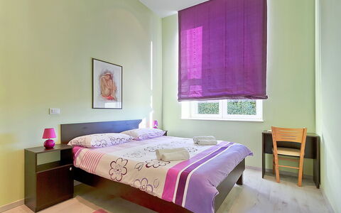 Old School House: Schlafzimmer, Bett, Möbel, Zimmer, Bettdecke, Eigentum, Interior Design, Bettrahmen, Rosa, Matratze