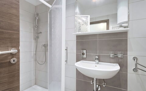 Old School House: Spiegel, Armatur, Zapfhahn, Sinken, Bad Sink, Eigentum, Gebäude, Badezimmer, Interior Design