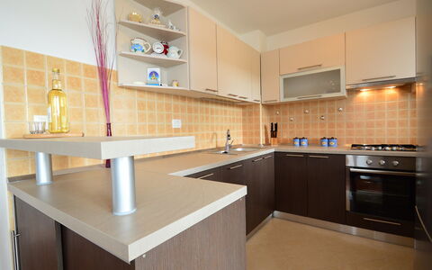 Šverko: Countertop, Zimmer, Eigentum, Cabinetry, Küche, Möbel, Interior Design, Gebäude, Fussboden, Sperrholz