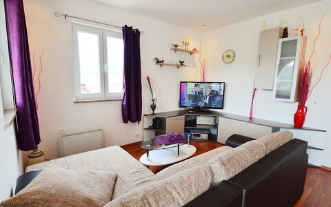 Šverko: Zimmer, Eigentum, Möbel, Interior Design, Schlafzimmer, Wohnzimmer, Gebäude, Bett, Lila, Haus