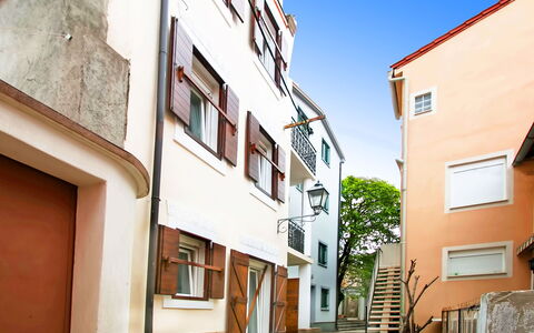 Karlobag 103: Daytime, Fenster, Gebäude, Himmel, Holz, Wohngebiet, Gasse, Urban Design, Strassenbelag