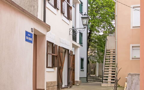 Karlobag 103: Pflanze, Fenster, Gebäude, Strassenbelag, Gasse, Zimmerpflanze, Holz, Blumentopf, Wohngebiet