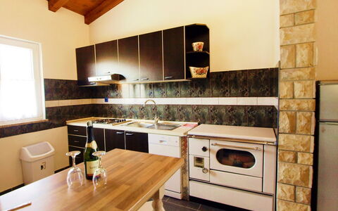 Villa Ana: Countertop, Zimmer, Eigentum, Küche, Herd, Cabinetry, Möbel, Interior Design, Gebäude, Haus