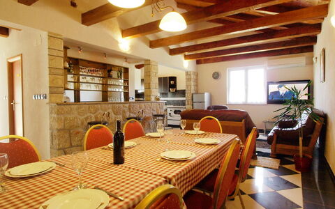 Villa Ana: Zimmer, Gebäude, Eigentum, Interior Design, Esszimmer, Restaurant, Tabelle, Möbel, Haus, Grundeigentum