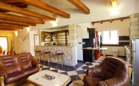 Villa Ana: Zimmer, Wohnzimmer, Eigentum, Interior Design, Gebäude, Möbel, Decke, Strahl, Haus, Zuhause