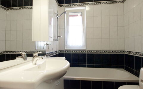 Villa Sandra: Badezimmer, Eigentum, Zimmer, Fliese, Interior Design, Die Architektur, Wand, Fussboden, Zapfhahn, Badewanne