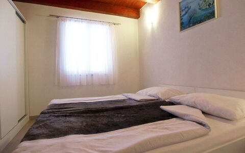 Villa Sandra: Schlafzimmer, Bett, Zimmer, Eigentum, Möbel, Bettrahmen, Bettdecke, Matratze, Wand, Fussboden