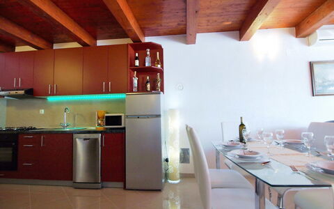 Villa Sandra: Zimmer, Gebäude, Eigentum, Decke, Countertop, Interior Design, Küche, Möbel, Haus, Cabinetry