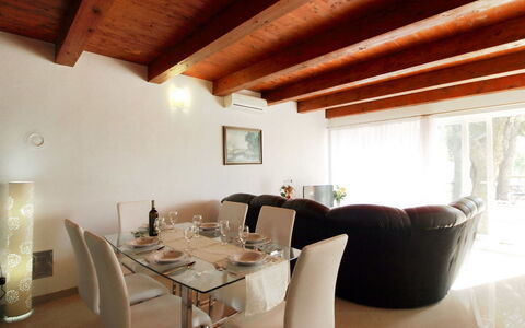 Villa Sandra: Zimmer, Eigentum, Gebäude, Interior Design, Decke, Möbel, Esszimmer, Haus, Tabelle, Fussboden