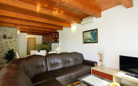 Villa Sandra: Zimmer, Eigentum, Wohnzimmer, Möbel, Interior Design, Gebäude, Decke, Haus, Tabelle, Grundeigentum