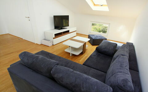 Gabriela: Möbel, Zimmer, Fussboden, Wohnzimmer, Eigentum, Interior Design, Couch, Komfort, Holzboden, Tabelle