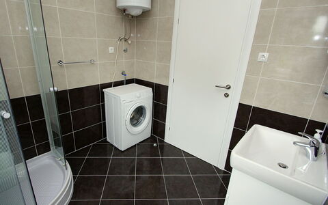 Gabriela: Toilette, Badezimmer, Eigentum, Toilleten Sitz, Zimmer, Fliese, Armatur, Fussboden, Die Architektur, Toilette