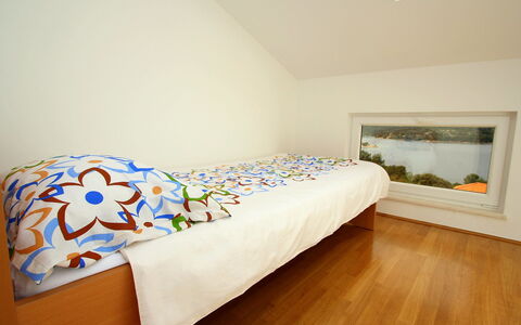 Gabriela: Schlafzimmer, Bett, Möbel, Zimmer, Bettrahmen, Eigentum, Bettdecke, Fussboden, Holzboden, Wand