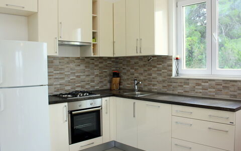 Gabriela: Countertop, Küche, Zimmer, Eigentum, Cabinetry, Möbel, Fliese, Major Appliance, Interior Design, Herd
