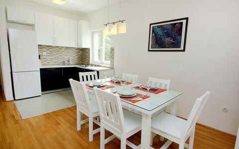 Gabriela: Zimmer, Möbel, Esszimmer, Eigentum, Interior Design, Fussboden, Tabelle, Holzboden, Hartholz, Wand