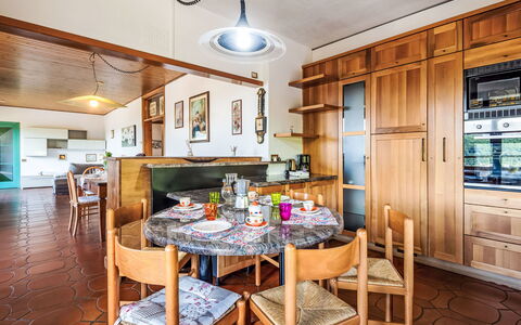 Angelina: Möbel, Interior Design, Flooring, Holz, Decke, Fussboden, Küche, Countertop, Beleuchtung, Esszimmer