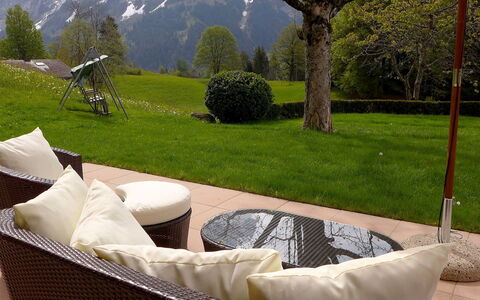 Chalet Jrene: Möbel, Gartenmöbel, Tabelle, Gras, Baum, Freizeit, Stuhl, Wicker, Terrasse, Komfort
