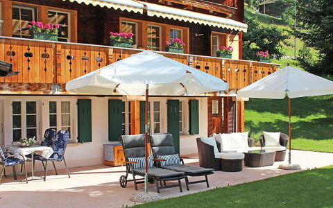 Chalet Jrene: Terrasse, Eigentum, Gebäude, Haus, Schatten, Regenschirm, Hinterhof, Zuhause, Grundeigentum, Dach
