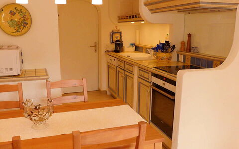 Chalet Jrene: Möbel, Tabelle, Cabinetry, Holz, Schreibtisch, Interior Design, Stuhl, Küche, Fussboden, Wohnzimmer