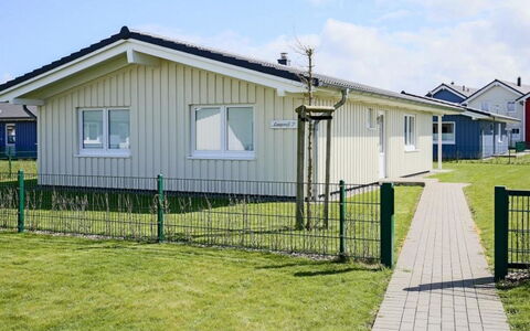 Dagebüll 100: Himmel, Eigentum, Wolke, Grundstueck, Tür, Gras, Fenster, Zaun, Ländliches Gebiet, Wohngebiet