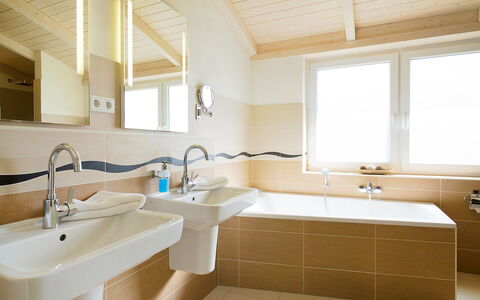 Dagebüll 100: Badezimmer, Zimmer, Eigentum, Zapfhahn, Interior Design, Sinken, Armatur, Gebäude, Die Architektur, Badewanne