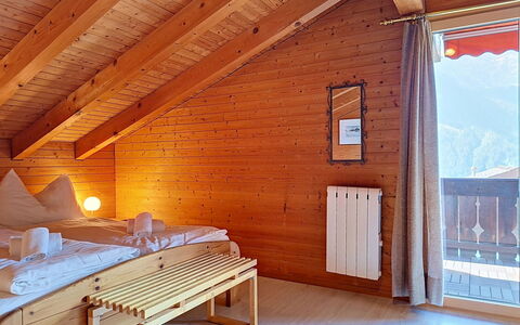 Grindelwald 322: Holz, Möbel, Zuhause, Zimmer, Hütte, Blockhaus, Holzbeize, Decke, Hartholz, Bett