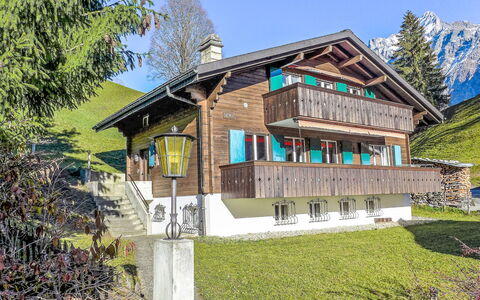 Grindelwald 322: Himmel, Pflanze, Gebäude, Fenster, Baum, Grundstueck, Hütte, Natürliche Landschaft, Gras, Freizeit