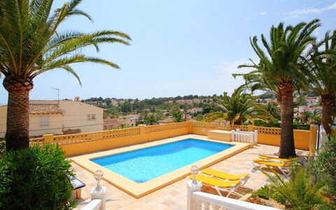 Bombilla: Schwimmbad, Eigentum, Resort, Palme, Gebäude, Grundeigentum, Urlaub, Baum, Haus, Azurblau