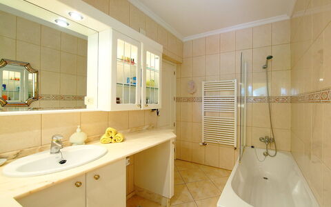 Bombilla: Badezimmer, Zimmer, Eigentum, Grundeigentum, Interior Design, Zapfhahn, Armatur, Gebäude, Möbel, Sinken