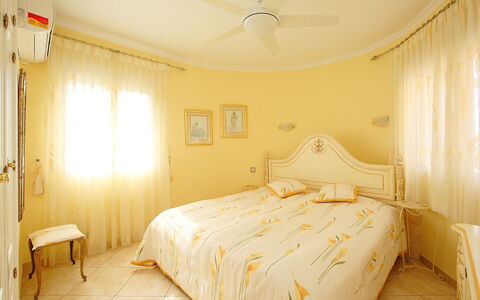 Bombilla: Schlafzimmer, Bett, Möbel, Zimmer, Bettdecke, Eigentum, Bedding, Bettrahmen, Interior Design, Wand