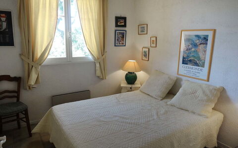 Cogolin 107: Schlafzimmer, Zimmer, Eigentum, Möbel, Bett, Bettrahmen, Bettdecke, Interior Design, Bedding, Gebäude