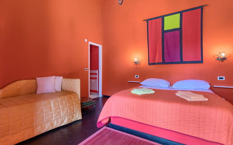 Moira: Schlafzimmer, Zimmer, Bett, Möbel, Bettdecke, Eigentum, Interior Design, Bettrahmen, Wand, Rosa