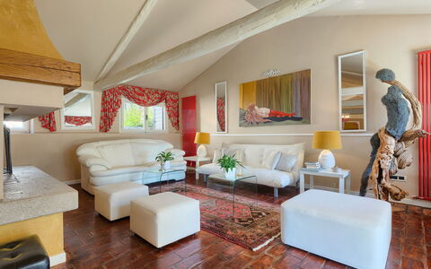 Moira: Möbel, Eigentum, Couch, Tabelle, Komfort, Gebäude, Dekoration, Interior Design, Lampe, Die Architektur