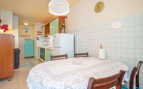Martinović: Möbel, Eigentum, Gebäude, Azurblau, Komfort, Tabelle, Stuhl, Orange, Interior Design, Holz