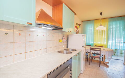 Martinović: Cabinetry, Möbel, Eigentum, Countertop, Holz, Küche, Schublade, Orange, Interior Design, Haus