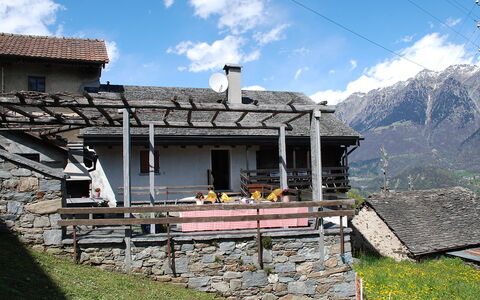 Mona: Wolke, Himmel, Gebäude, Fenster, Pflanze, Holz, Berg, Grundstueck, Natürliche Landschaft, Haus