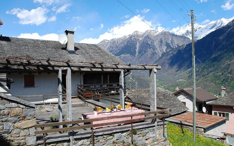 Mona: Bergdorf, Berg, Bergforms, Dach, Bergstation, Gebirge, Dorf, Ländliches Gebiet, Haus, Alpen